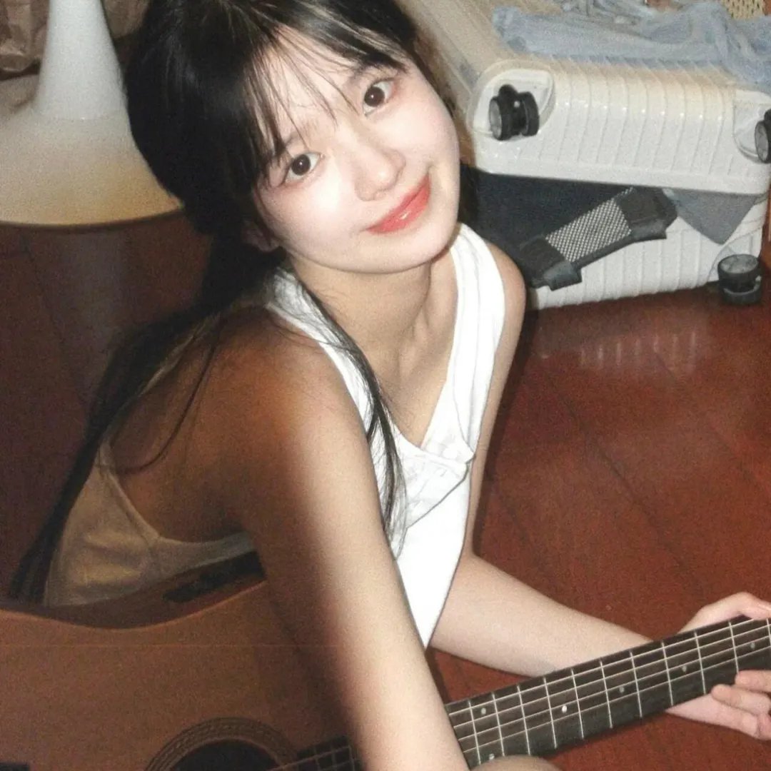 出墙红杏两家春